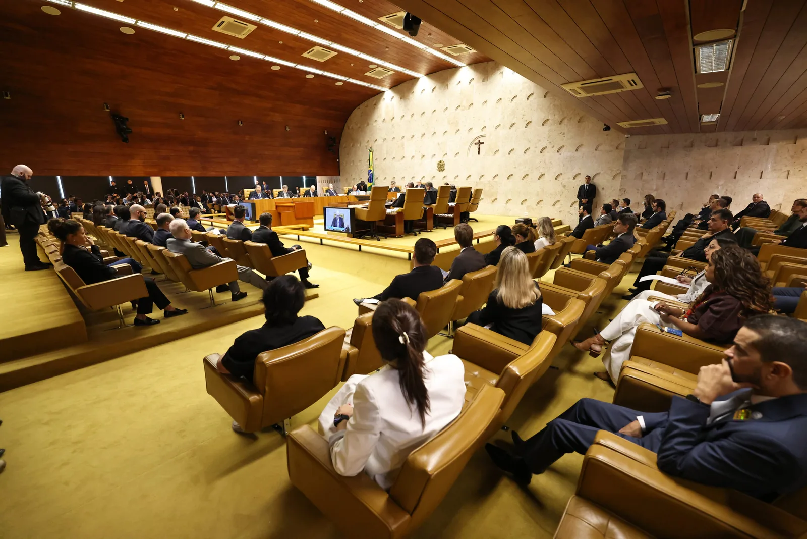 Ex-presidentes faltam a julgamento no STF, que mantém oito policiais no plenário