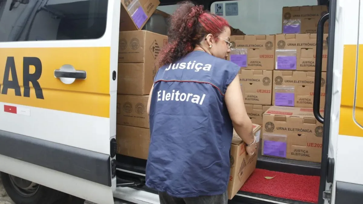 Urnas chegam a locais de votação de Santa Catarina antes da eleição