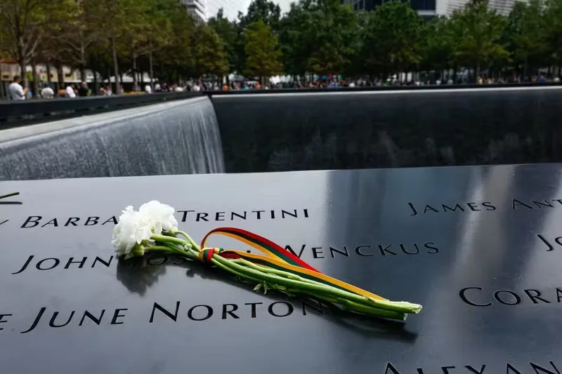 EUA marcam 25 anos do 11 de setembro sem Trump em Nova York