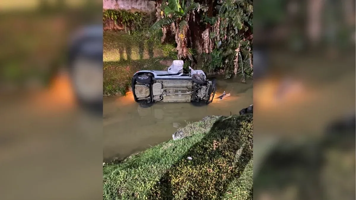 Moradores retiram três crianças de carro que caiu em ribeirão em Brusque