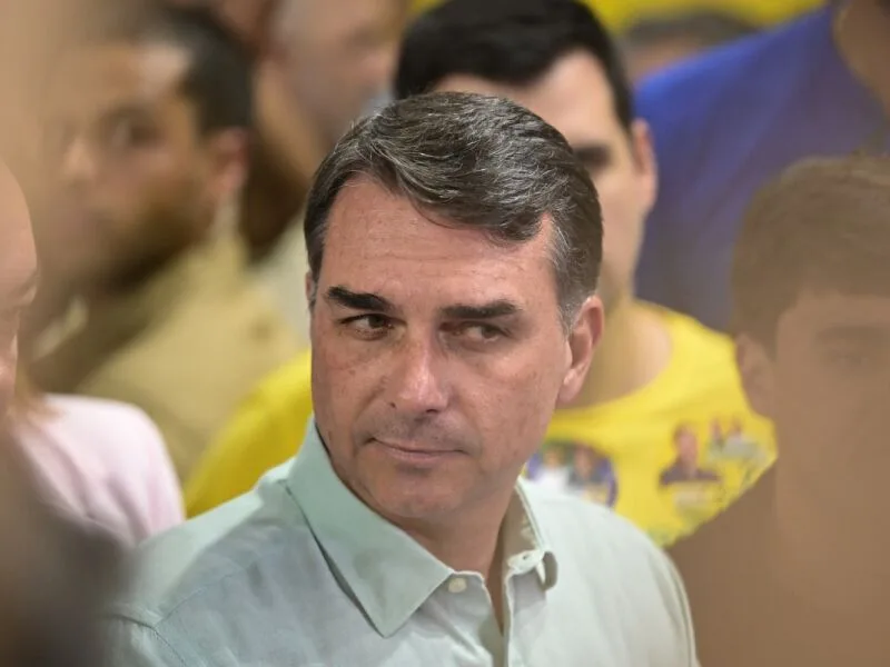 Flávio Bolsonaro leva campanha a local de atentado contra o pai em Juiz de Fora