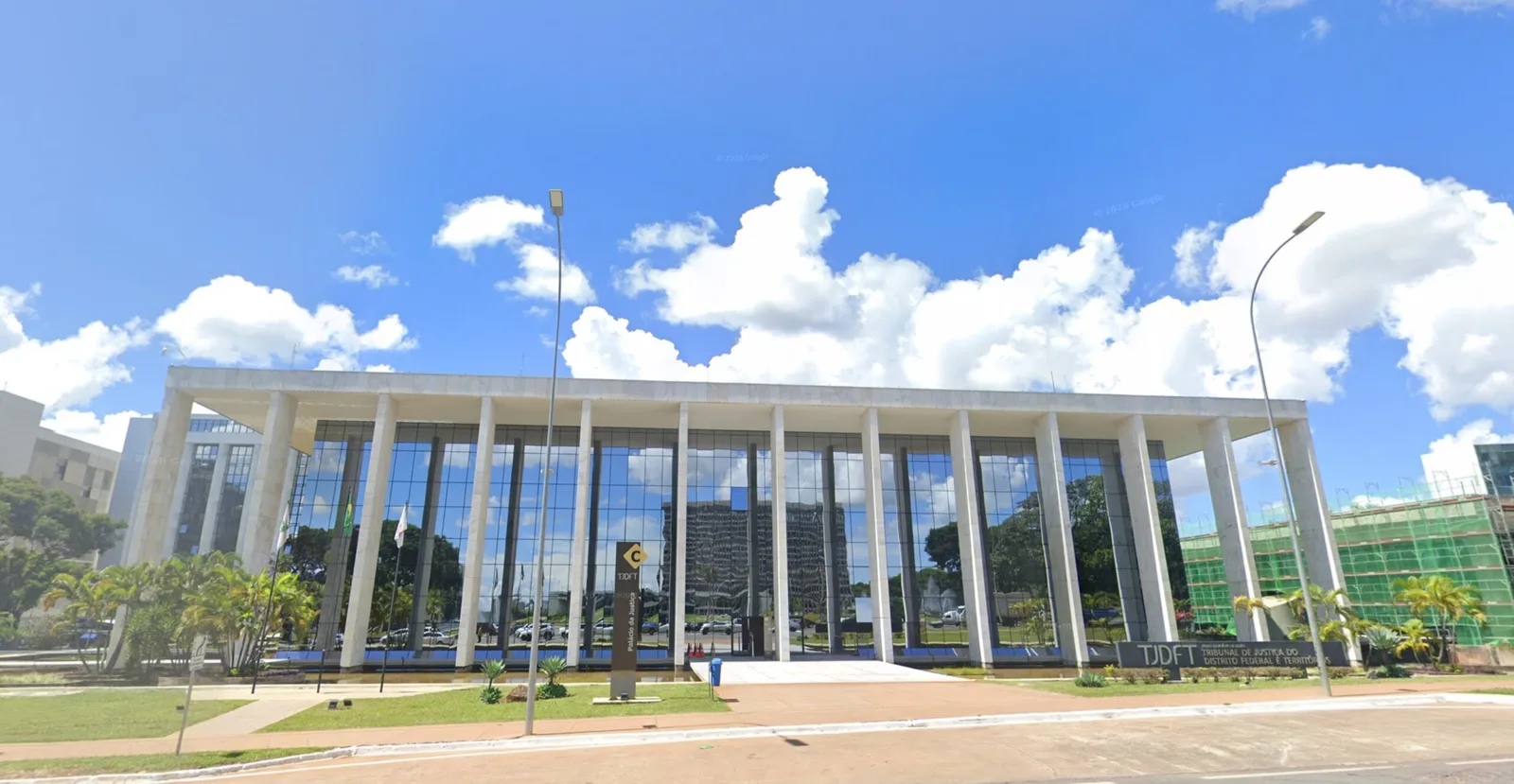 Concessionária deve ressarcir proprietária após árvore danificar jazigo em Taguatinga