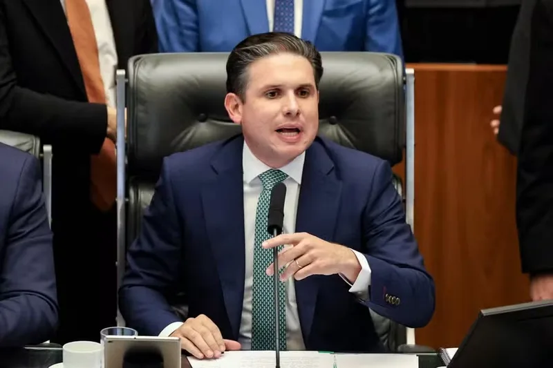 Mensagens mostram troca de favores e proximidade entre Vorcaro e Hugo Motta