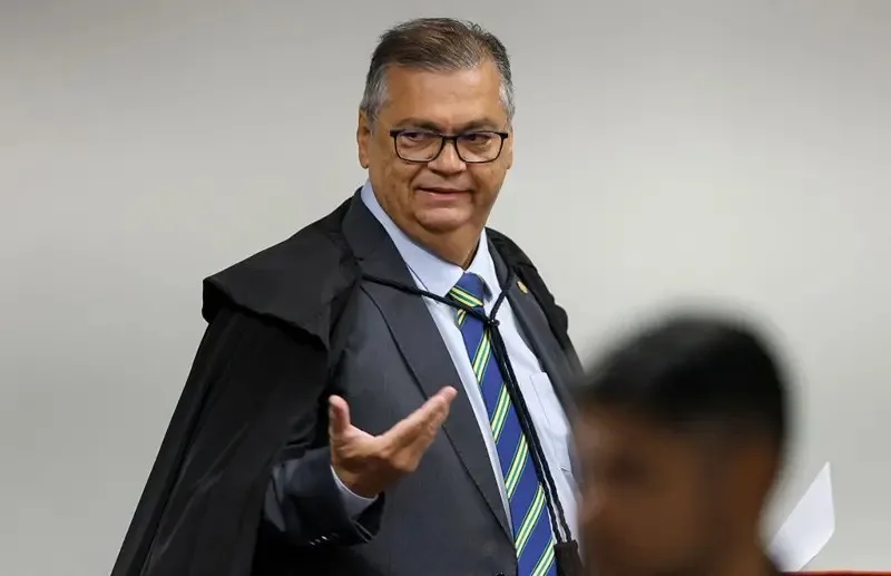 Flávio Dino impede Mário Frias de deixar o Brasil durante investigação