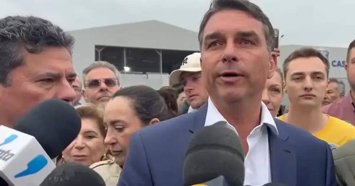 Flávio Bolsonaro questiona permanência de Moraes no Supremo após visita a Filipe Martins