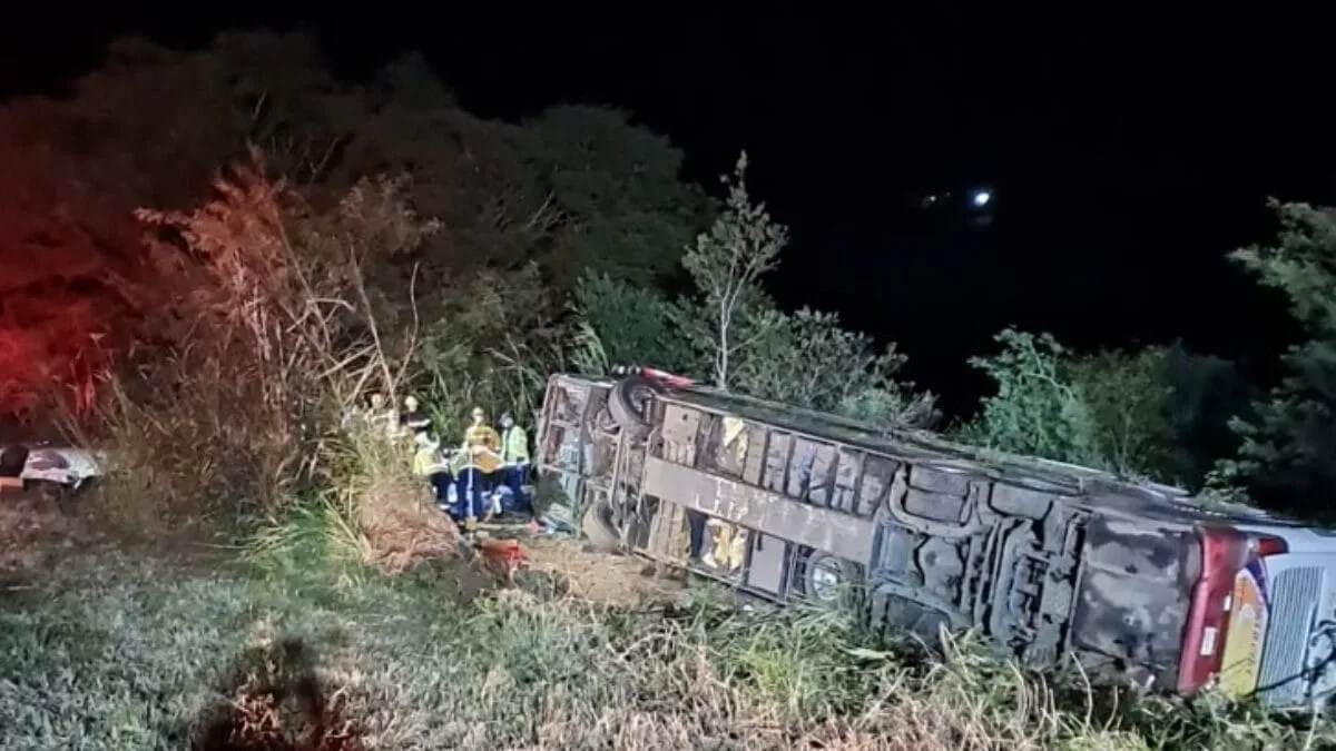 Tacógrafo confirma que ônibus estava acima do limite antes de tombamento em SC