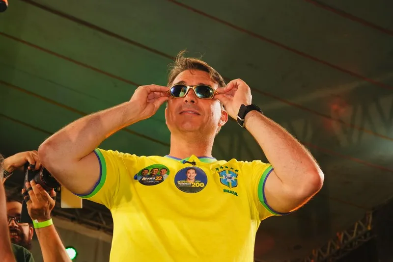 Campanha de Flávio Bolsonaro adia detalhes econômicos e mira crise no STF