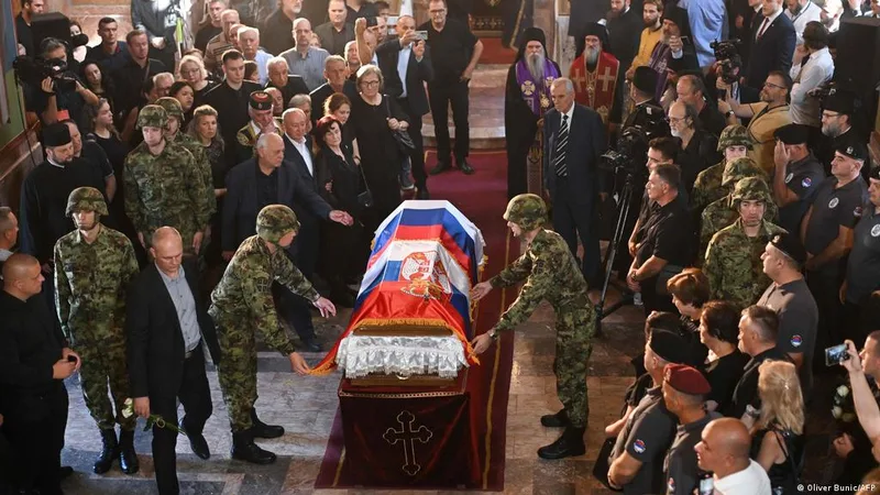 Funeral de Ratko Mladic reúne milhares em Belgrado e provoca reação da UE