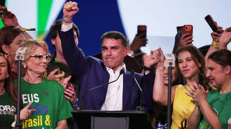 Flávio Bolsonaro defende prisão ou neutralização de criminosos em ato