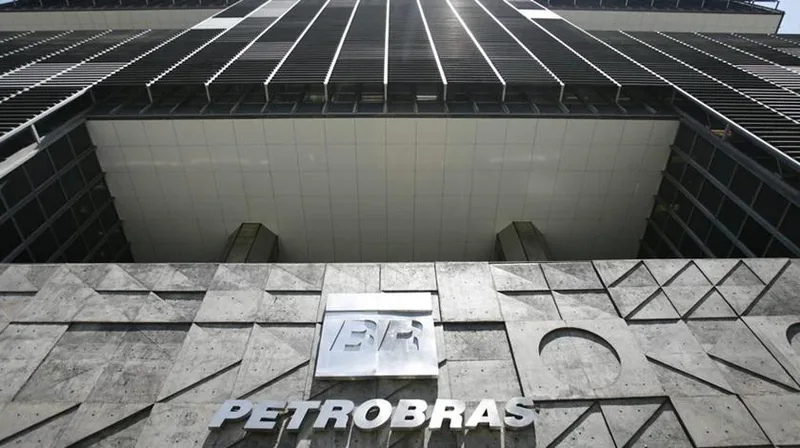 Petrobras cancela alta e reduz preço médio da gasolina para distribuidoras