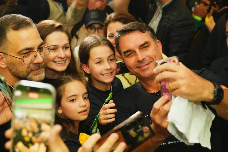 Flávio explora crise no STF enquanto enfrenta vínculos com Vorcaro e Bolsonaro