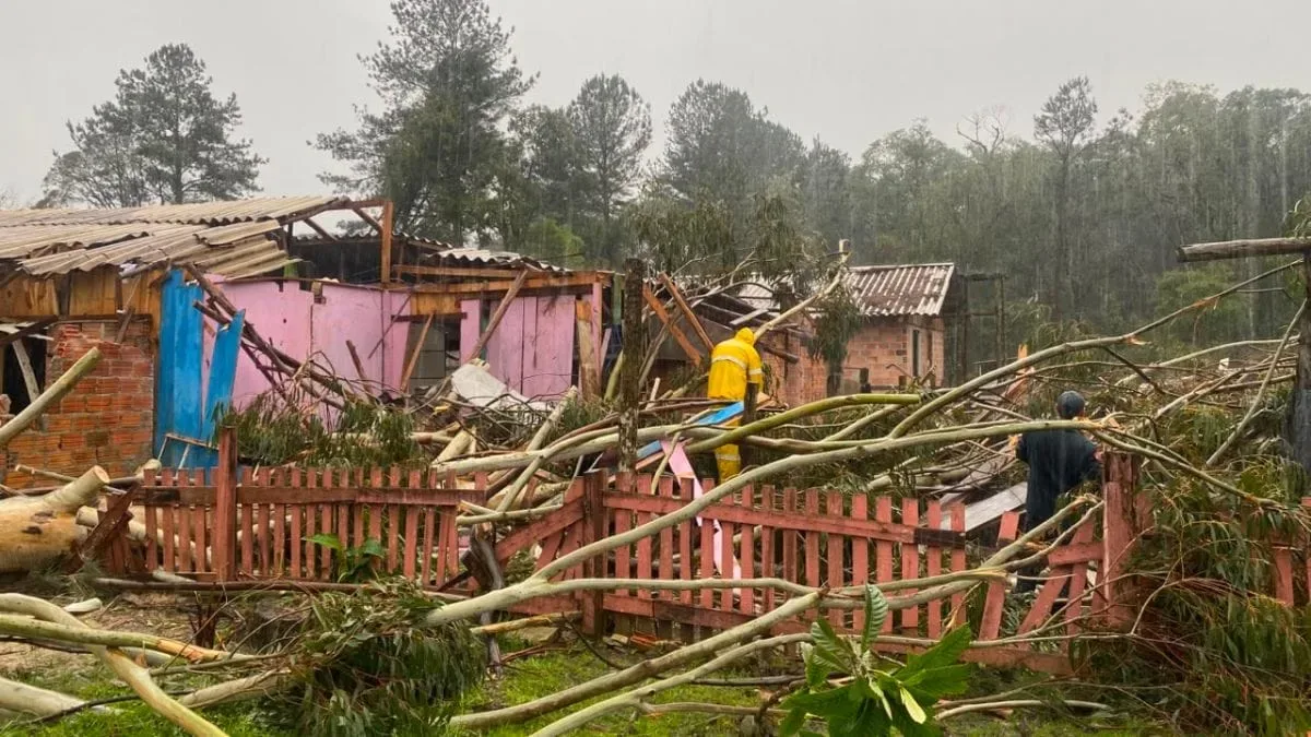 Defesa Civil apura possível tornado após temporal em Três Barras
