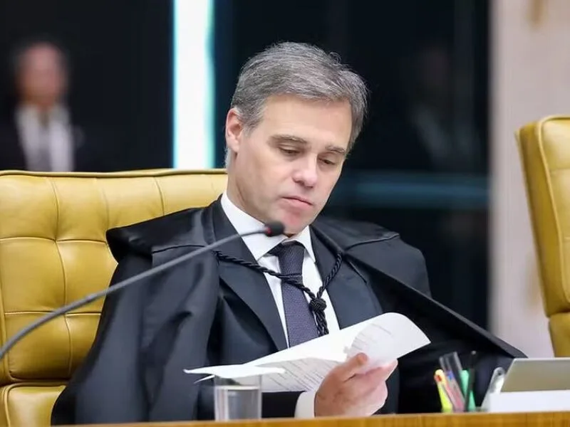 Mendonça afasta chefes da PF, e presidenciáveis reagem à decisão