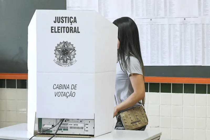 Voto feminino opõe Lula e Flávio Bolsonaro em economia, religião e segurança