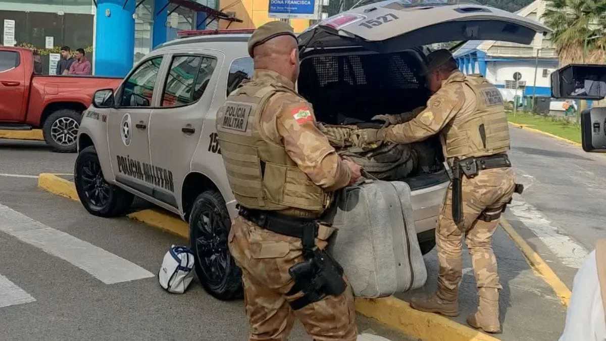 Polícia inspeciona mala deixada em agência do Bradesco em Joinville