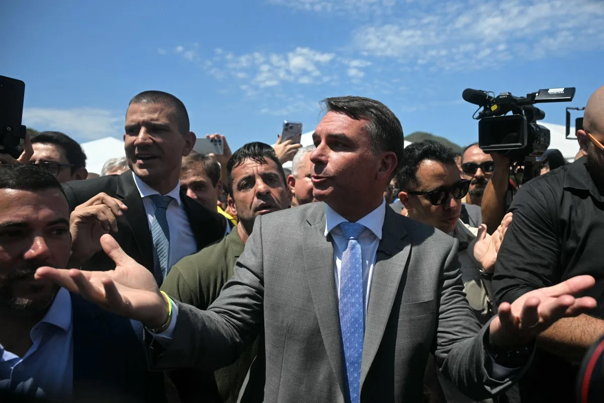 Flávio promete corte de impostos e maioridade penal de 16 anos