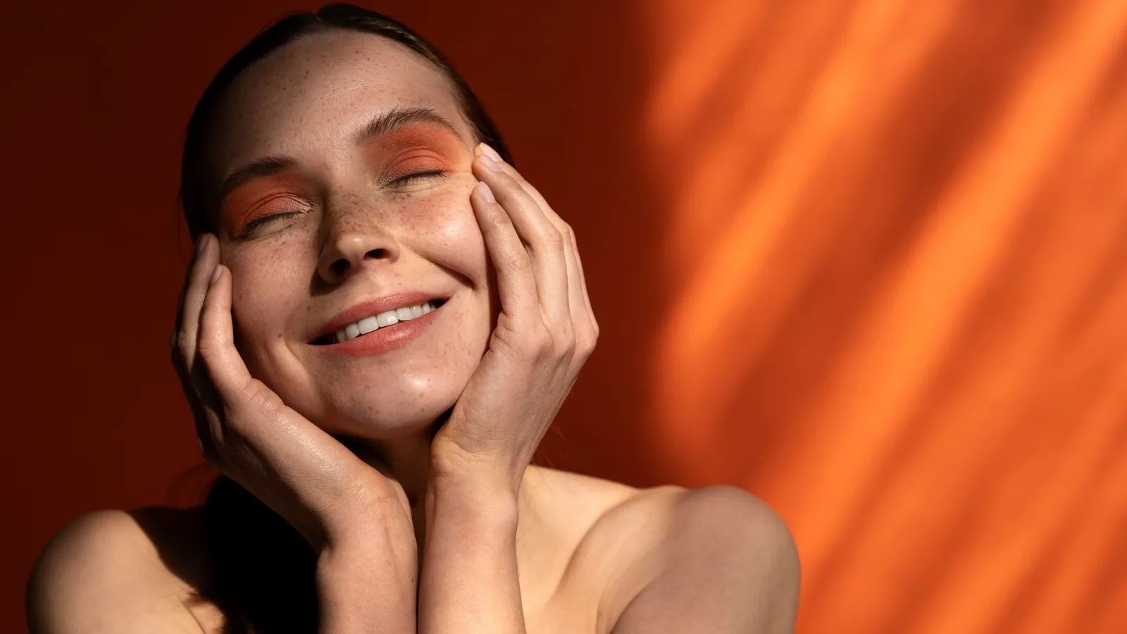Blush e hidratação redefinem a pele luminosa na maquiagem