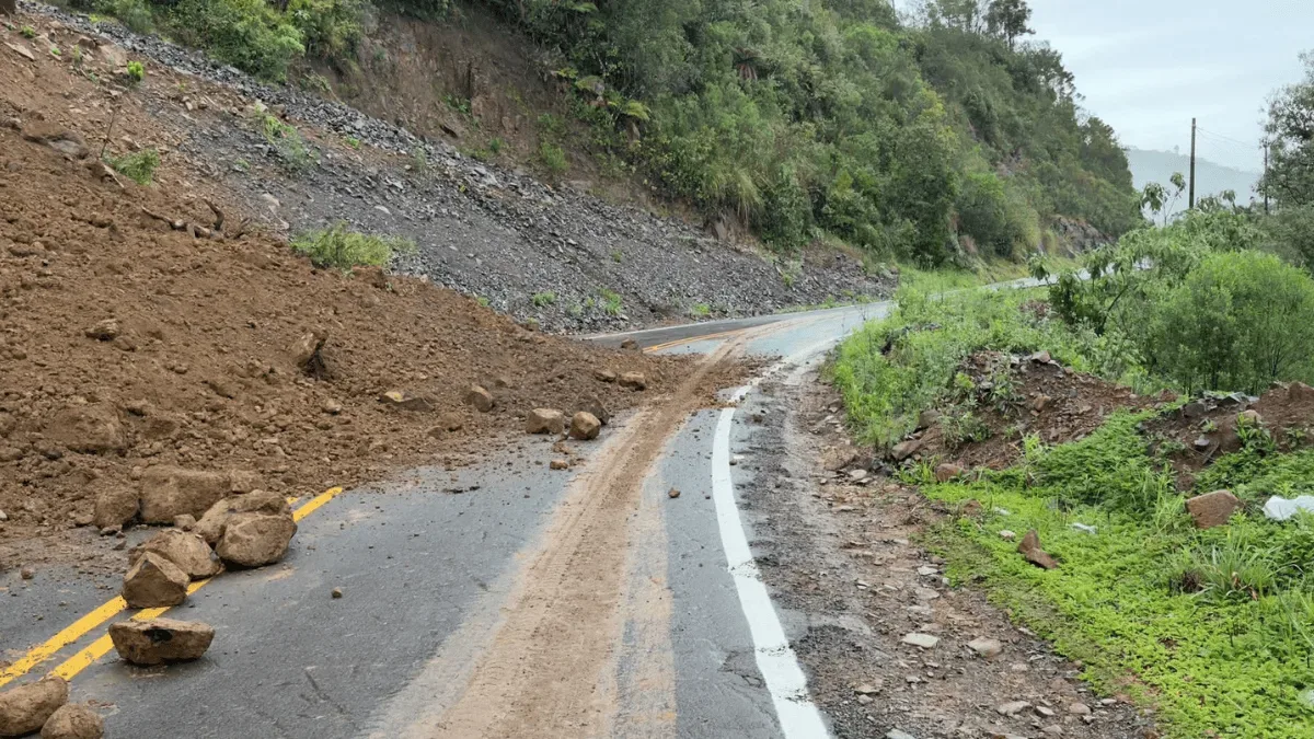 Queda de barreira mantém SC-110 em meia pista na Serra catarinense