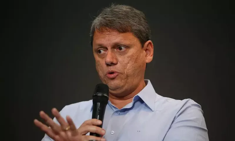 Tarcísio encerra participação em igreja com pedido de orações pelo Brasil