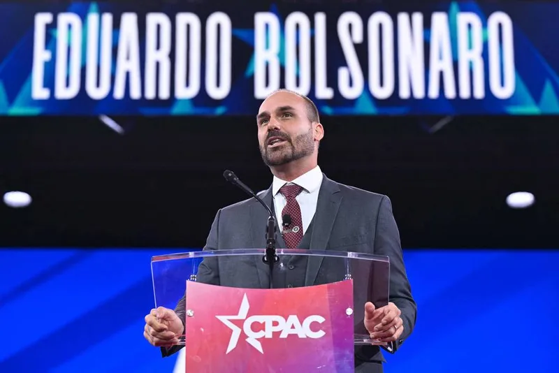 Eduardo Bolsonaro promete “faxina” no Itamaraty se Flávio vencer eleição