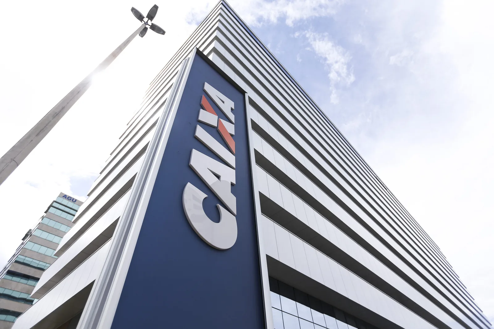 Construtoras calculam perdas de caixa com paralisação na Caixa