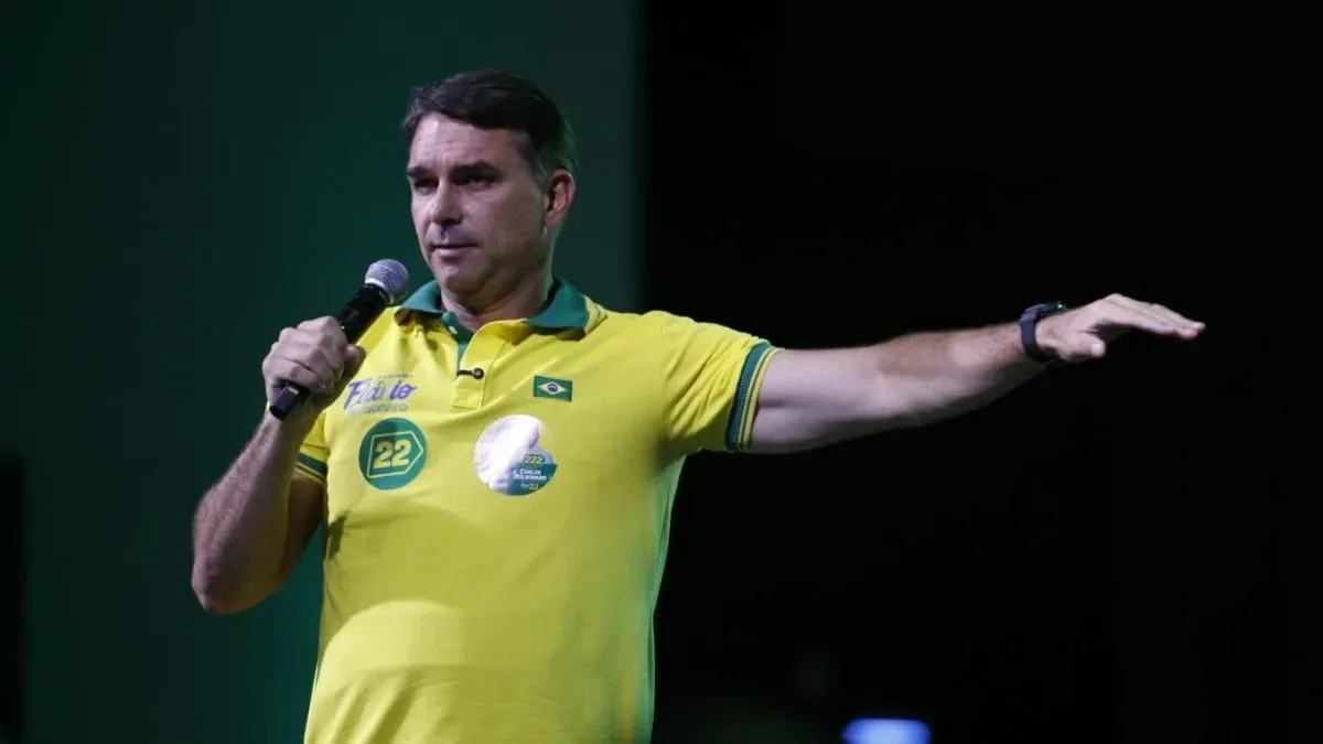 Flávio Bolsonaro promete indicar cinco ministros e ataca Alexandre de Moraes em SC
