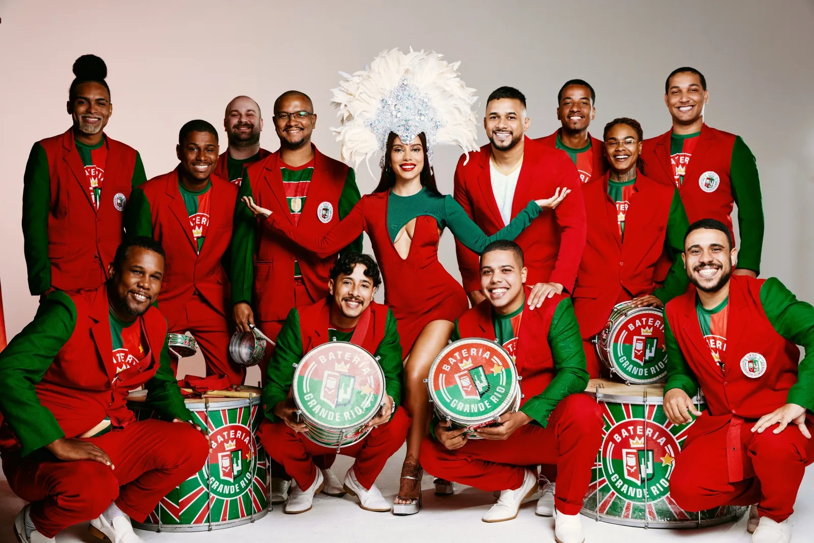 Anitta assume posto de rainha de bateria da Grande Rio e recebe apoio de Paolla Oliveira