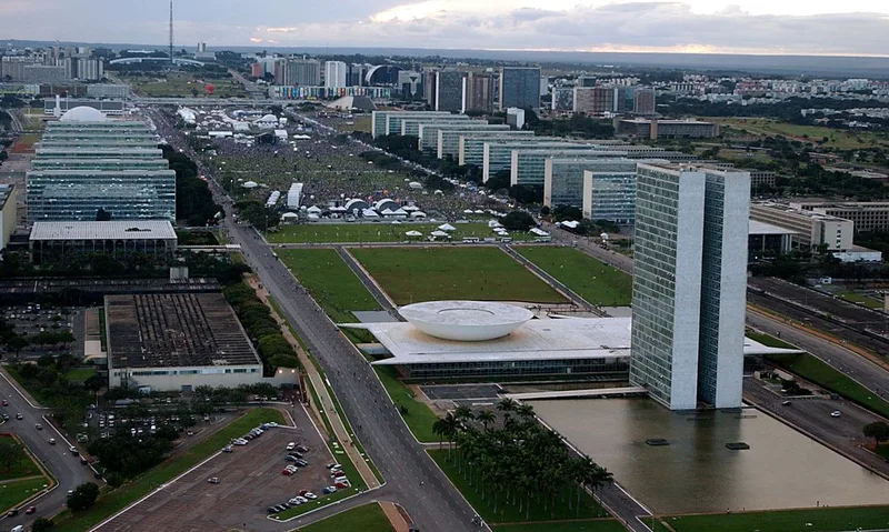 Reforma tributária divide candidatos sobre mudanças no calendário e no sistema