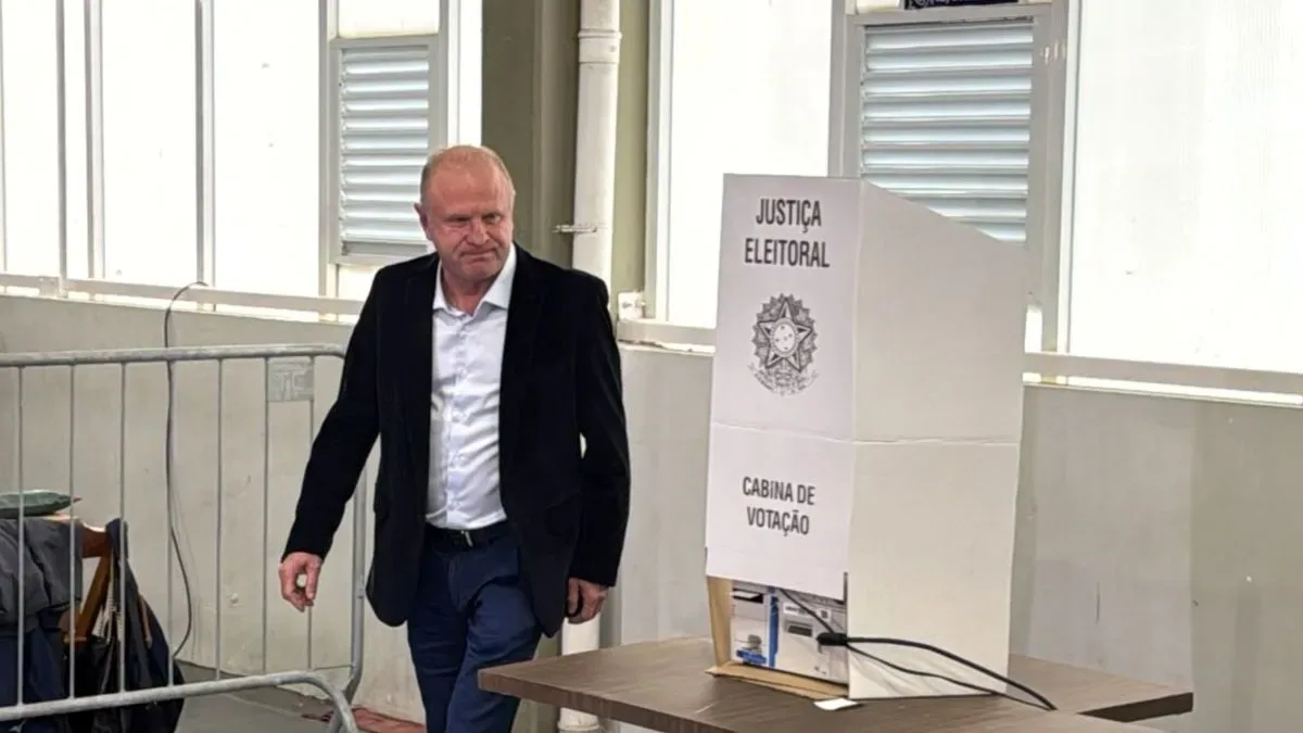 Merísio vota em Florianópolis e defende segundo turno em SC