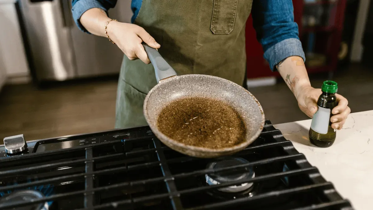 Calor, água e tempo ajudam a remover crosta de panela queimada