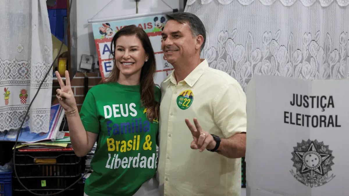 Flávio Bolsonaro vota no Rio e promete reduzir dependência do governo