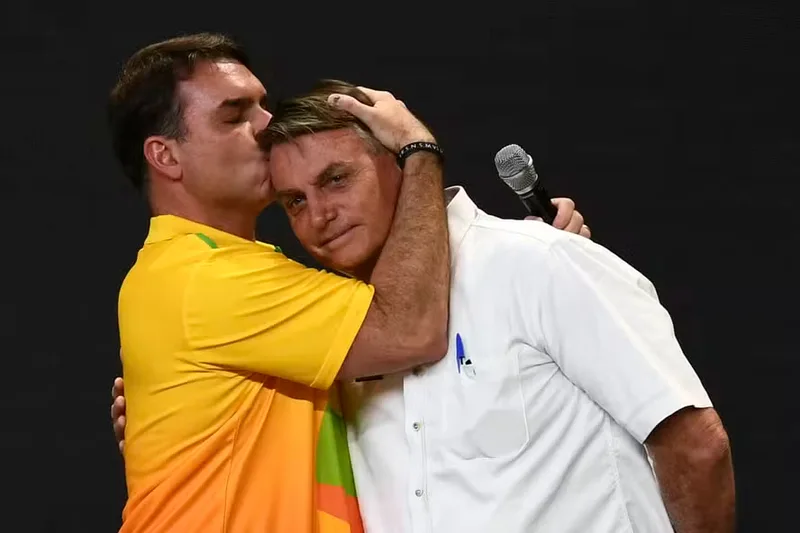 Flávio Bolsonaro diz que facada em Jair Bolsonaro segue como marco familiar