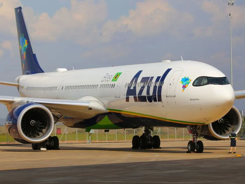 Falha no GPS provoca atrasos e cancelamentos em voos da Azul com jatos E2