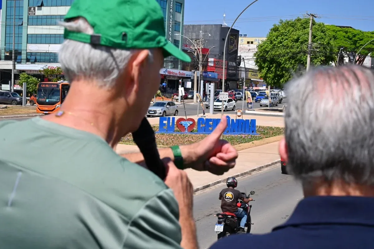 Arruda participa de carreatas no DF e recorre ao TSE por candidatura