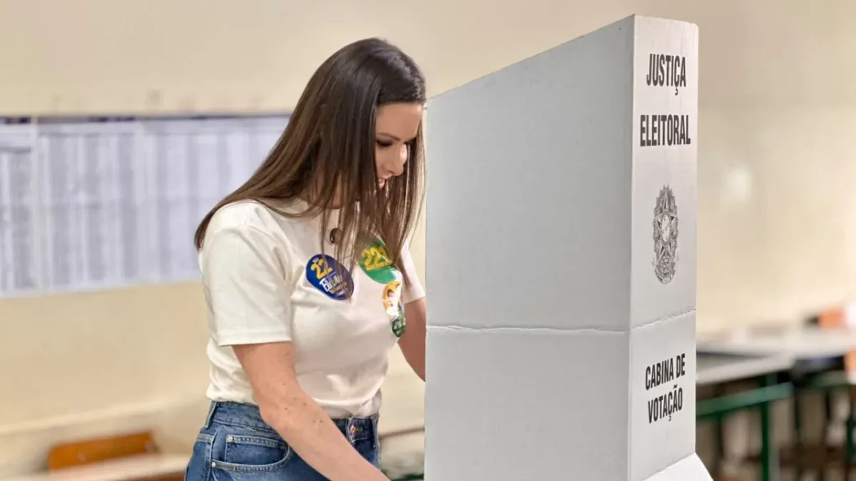 Carol de Toni vota em Chapecó e diz que resultado está nas mãos do eleitorado