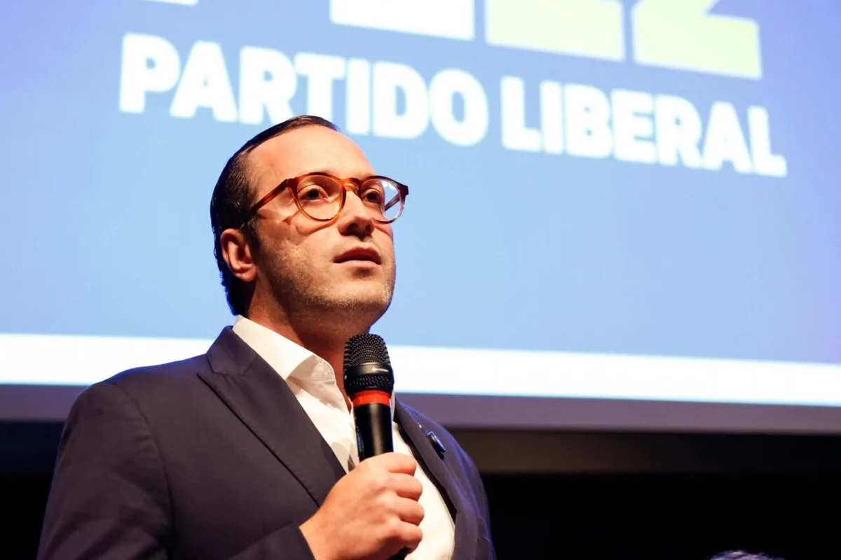 TRE-PR interrompe anúncio com Dallagnol em campanha de Filipe Barros