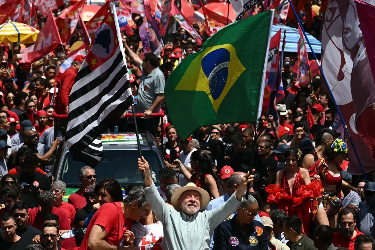 Ato de Lula e Haddad em São Paulo tem tensão após retirada de caminhões