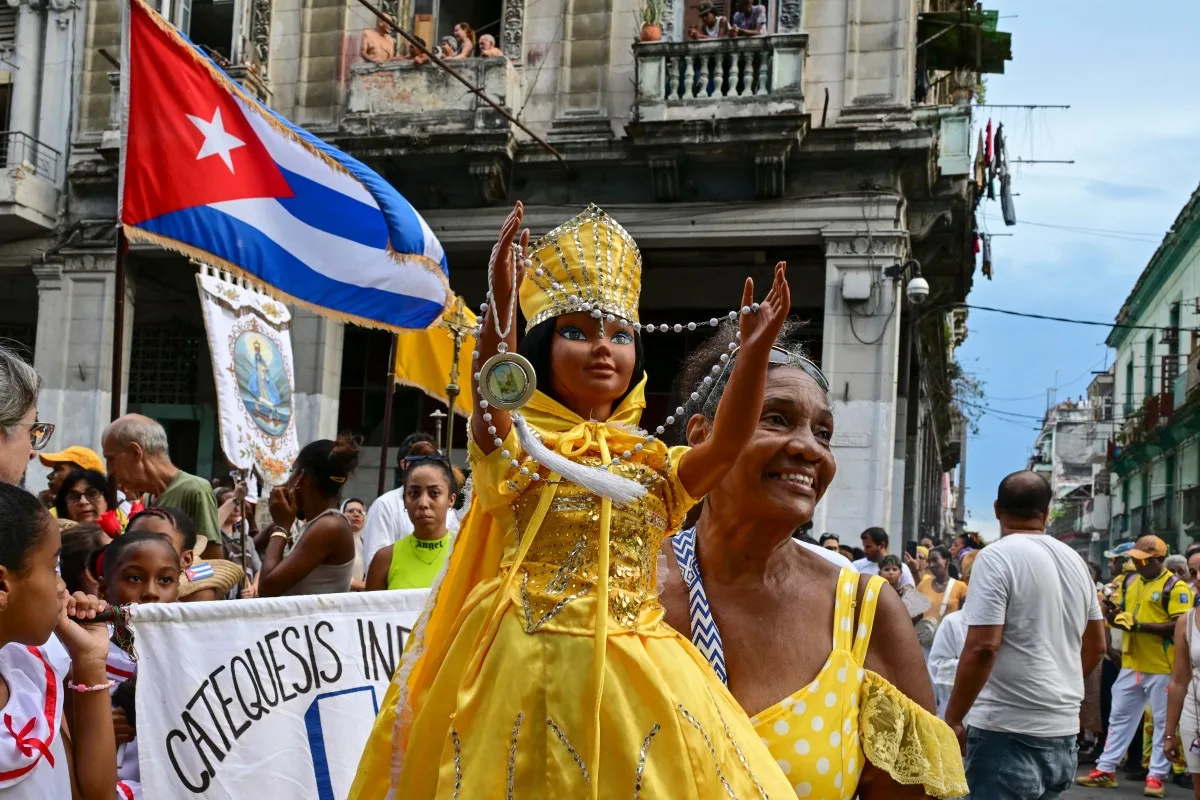 Fé reúne cubanos em meio à crise econômica e aos apagões