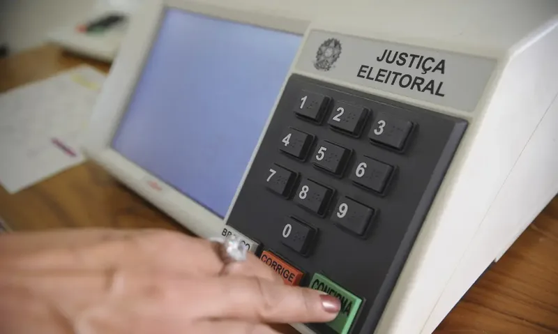 Caiado segue internado; candidatos cumprem agendas em oito cidades