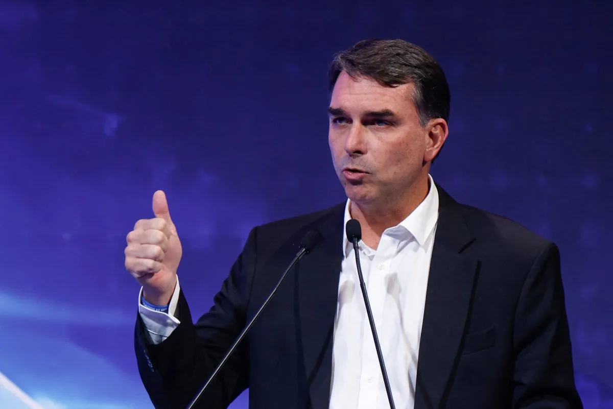 Flávio Bolsonaro aposta em agenda fechada e discurso contra Moraes