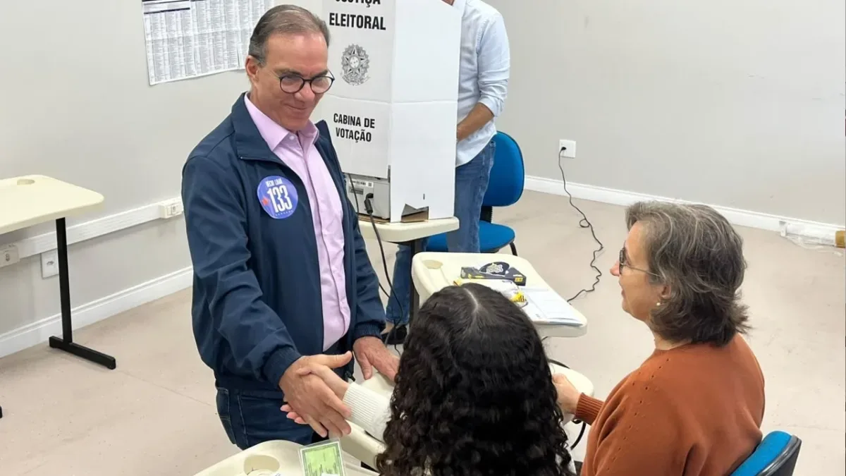 Décio Lima vota em Blumenau e prevê vitória do PT no primeiro turno