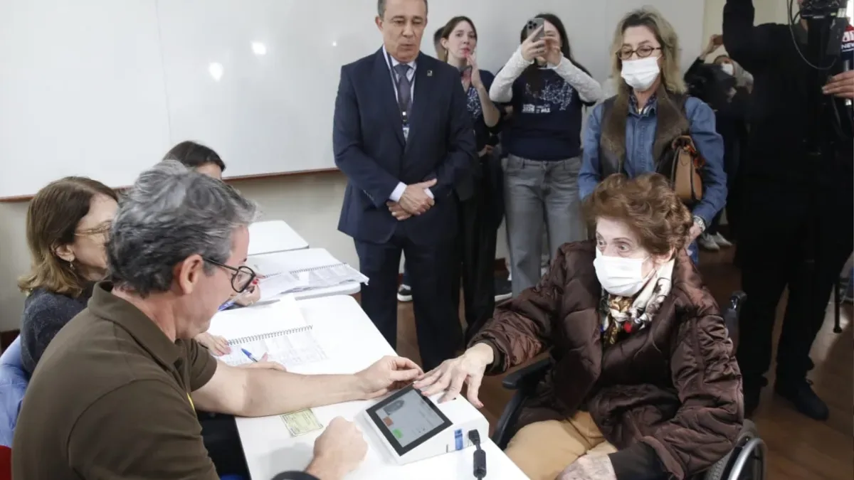 Aos 103 anos, eleitora vai votar após deixar hospital em Florianópolis