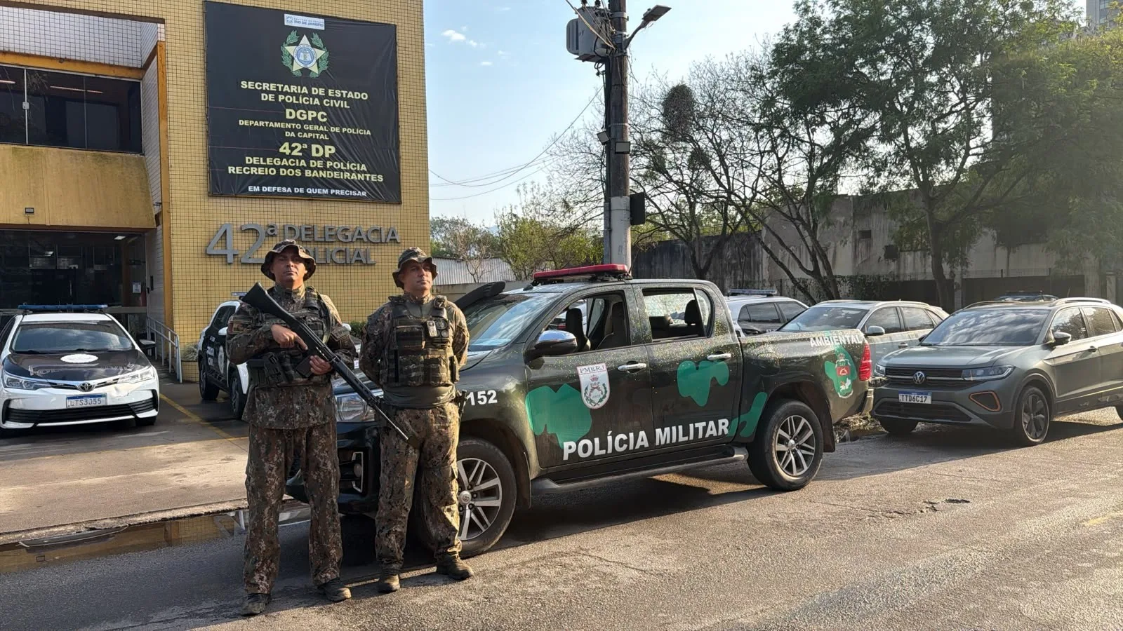 Três são presos após tentativa de fuga em viatura da PM no Rio