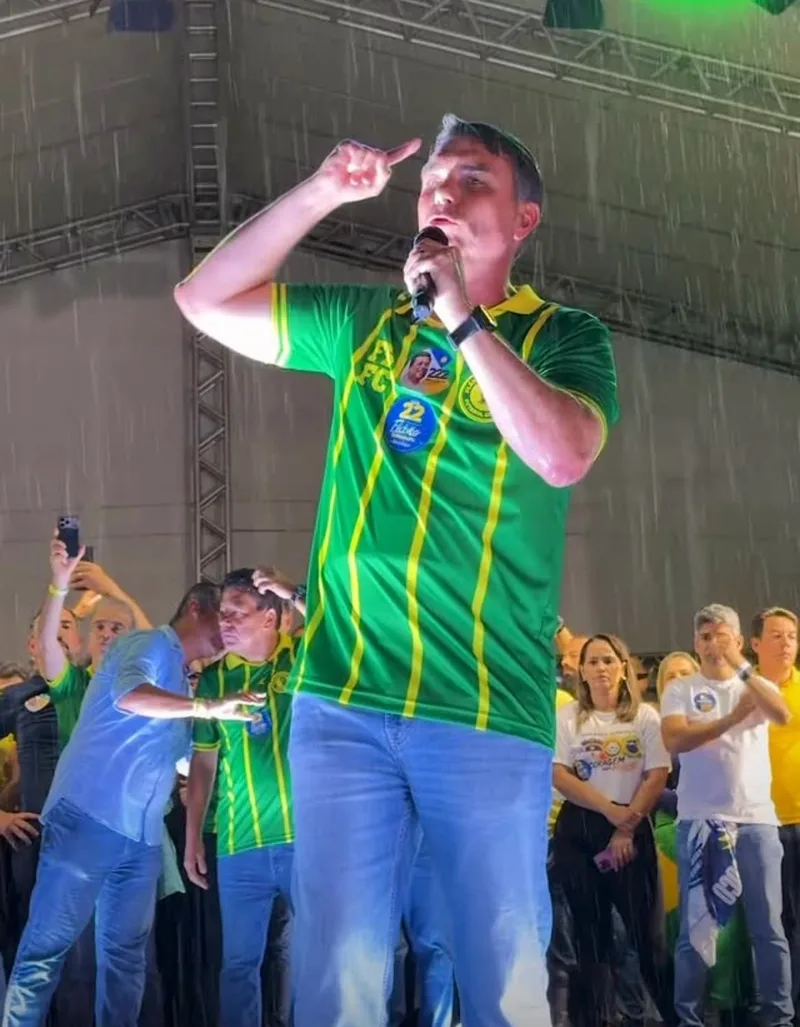 Flávio Bolsonaro critica atuação do STF e promete quatro indicações