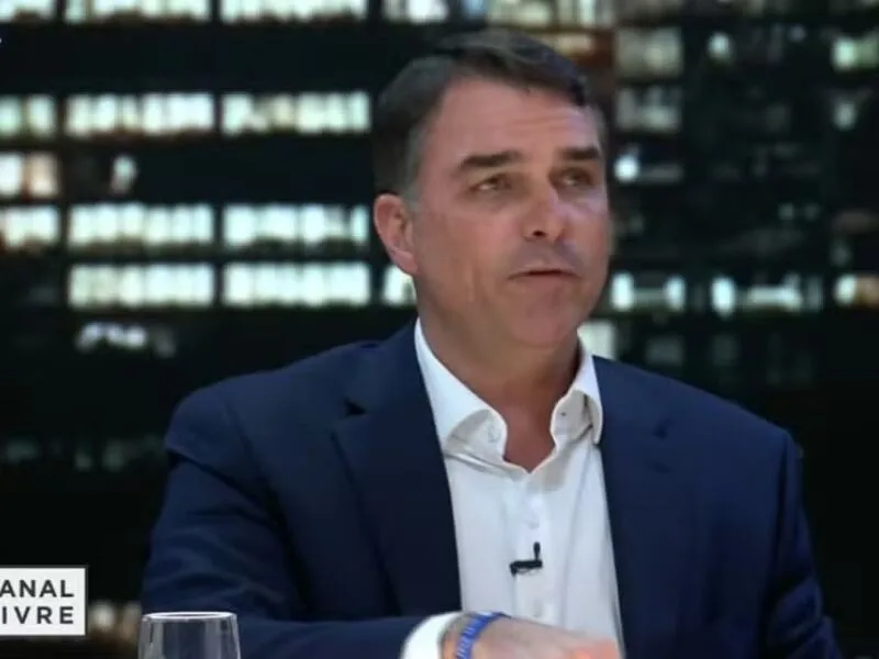 Flávio Bolsonaro critica reajuste do Bolsa Família e preço dos alimentos