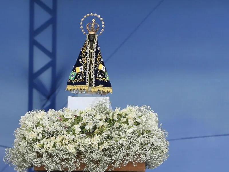 Nossa Senhora Aparecida entra na disputa entre Lula e Flávio Bolsonaro